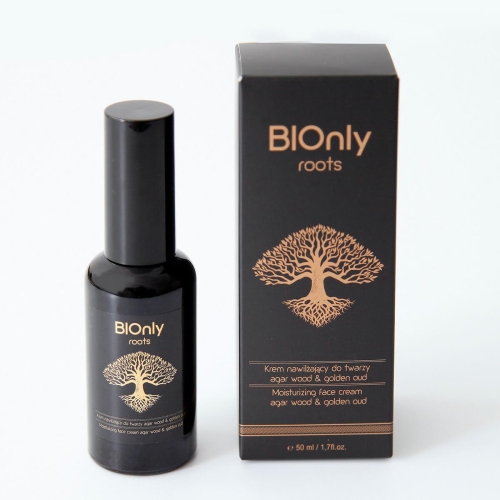 Nawilżający krem BIOnly roots 50 ml w czarnej butelce z aplikatorem, obok czarno-złotego opakowania z logo i informacjami w PL i EN. Butelka z gładką fakturą i złotymi zdobieniami, ustawiona pionowo na jednolitym tle.