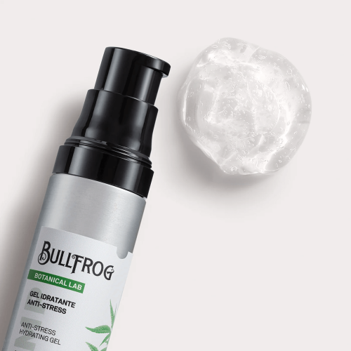 Nawilżający żelowy krem do twarzy w srebrnej butelce z czarną pompką i zielono-czarną etykietą Bullfrog Botanical Lab oraz Anti-Stress Hydrating Gel, na jasnym tle. Obok niewielka ilość przezroczystego żelu.
