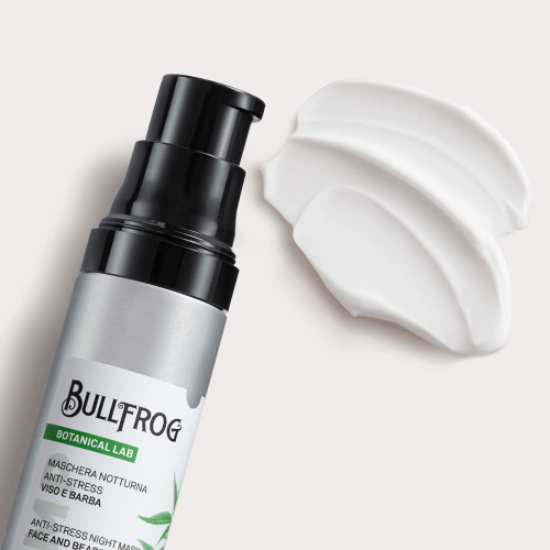Masażer do twarzy Bullfrog, 75 ml, w matowej metalowej butelce z czarną pompką, obok widoczna gładka, biała maska. Etykieta z nazwą Bullfrog, informacjami o produkcie oraz logo. Butelka ustawiona pionowo na jasnym tle.