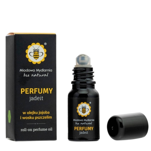 Perfumy roll-on 10 ml w czarnej szklanej butelce z metalowym aplikatorem. Opakowanie kartonowe czarne z żółtymi detalami, napisy PERFUMY jadeit i logo Miodowej Mydlarni. Butelka stoi obok zamkniętego opakowania na neutralnym tle.