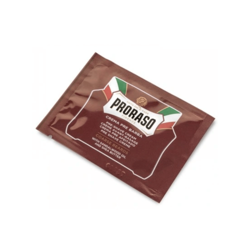 Proraso krem przed goleniem w saszetce 4 ml, brązowe opakowanie z białymi, zielonymi i czerwonymi elementami graficznymi. Widoczny tekst CREMA PRE BARBA oraz logo marki Proraso. Ułożenie saszetki płaskie, na jednolitym tle.