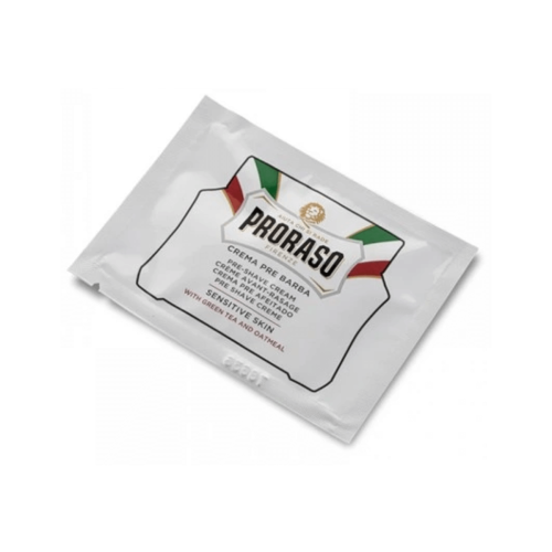Krem przed goleniem w saszetce o pojemności 4 ml, białe opakowanie z zielonym i czerwonym logo Proraso. Widoczny napis „CREMA PRE BARBA” oraz „SENSITIVE SKIN” z informacją o składnikach: zielona herbata i owies. Saszetka leży na białym tle.
