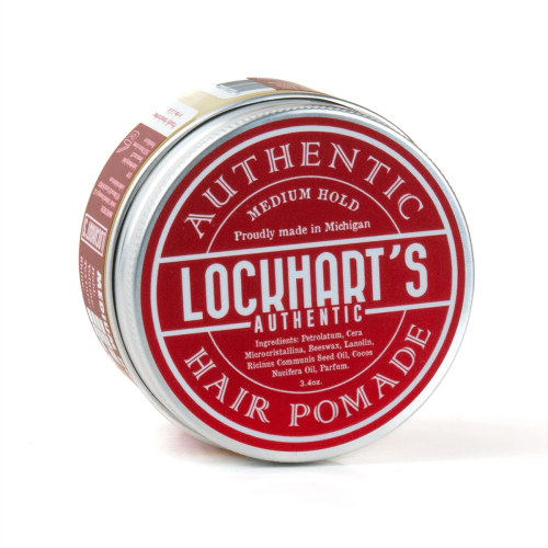 Woskowa pomada Lockhart's, srebrne okrągłe opakowanie 96g, etykieta czerwono-biała z napisami LOCKHART'S, AUTHENTIC, MEDIUM HOLD. Produkt na białym tle, składniki widoczne na etykiecie.