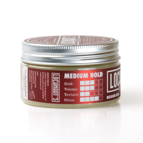 Metalowy słoik pomady Lockhart's 96 g z brązową etykietą. Napisy: MEDIUM HOLD, HOLD, VOLUME, TEXTURE, SHINE. Słoik stoi, widok z góry, czytelne logo i detale opakowania.
