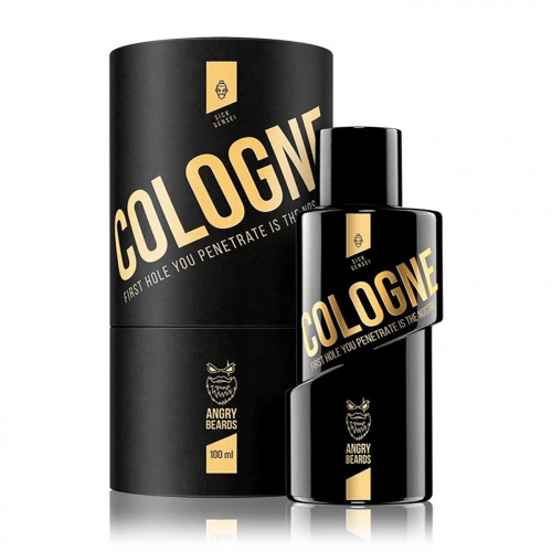 Czarny flakon wody kolońskiej Angry Beards Sick Sensei 100 ml na białym tle. Etykieta z napisem COLOGNE i logo w złotym kolorze. Obok stoi czarne opakowanie z logo i napisem FIRST HOLE YOU PENETRATE IS THE NOSE.