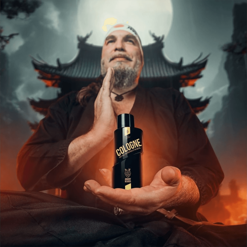 Woda kolońska Angry Beards Sick Sensei 100 ml w czarnej butelce z napisem COLOGNE i logo, trzymana przez mężczyznę w tradycyjnym stroju, siedzącego w pozycji medytacyjnej na tle orientalnej architektury i relaksującej atmosfery.