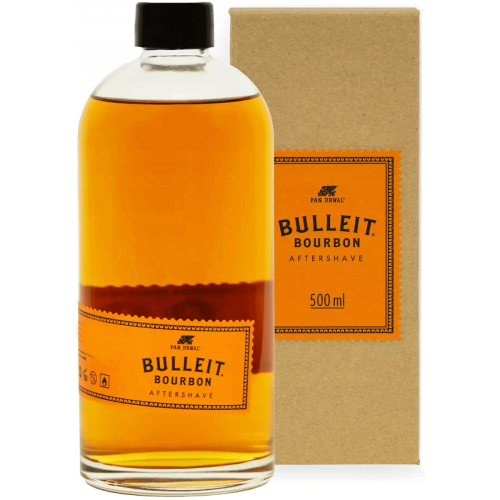 Woda po goleniu Pan Drwal Bulleit Bourbon w 500 ml szklanej butelce o złocistej barwie, z pomarańczowo-czarną etykietą. Butelka stoi na białym tle, obok brązowe opakowanie z logo i napisem BULLEIT BOURBON AFTERSHAVE.
