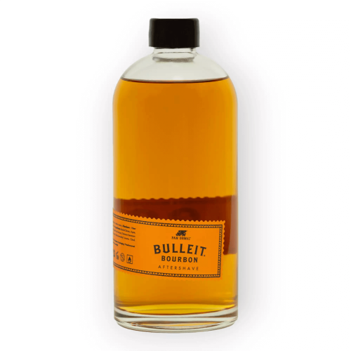 Woda po goleniu Pan Drwal Bulleit Bourbon w szklanej butelce 500 ml, bursztynowa whisky, czarna nakrętka, jasna etykieta z logo, przezroczysty materiał, błyszcząca powierzchnia na jednolitym tle.