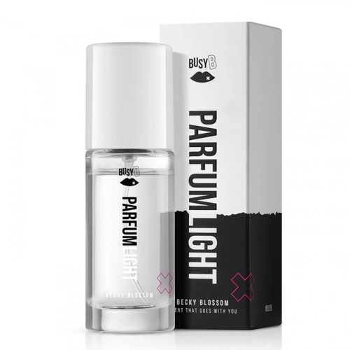 Woda toaletowa 30 ml w przezroczystym szklanym flakonie z białą zakrętką, napisem PARFUM LIGHT i BECKY BLOSSOM. Obok kartonik z logo BUSY B na białym tle.