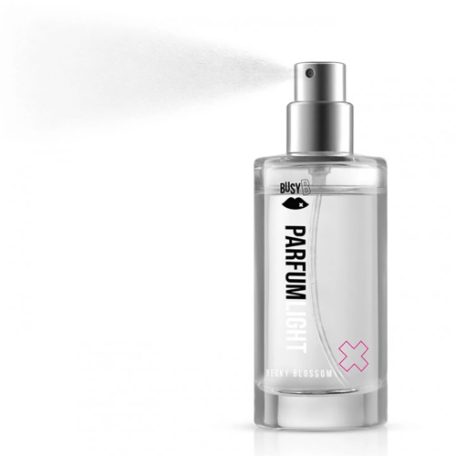 Woda toaletowa Becky Blossom 30 ml w przezroczystym, prostokątnym flakonie z metalowym atomizerem, widoczny spray. Etykieta z czarnym napisem PARFUM LIGHT oraz różowym znakiem X. Produkt stoi na białym tle.