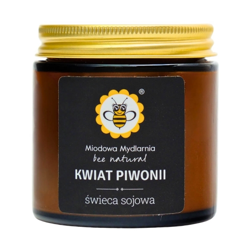 Świeca sojowa w szklanym słoiku o pojemności 120 ml, kolor brązowy. Złota, metalowa pokrywka i etykieta z logo Miodowa Mydlarnia oraz napisem KWIAT PIWONII. Ujęcie frontalne, w prostym, białym tle.