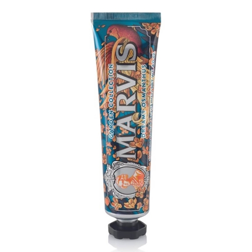Pasta do zębów Marvis Dreamy Osmanthus 75 ml w niebieskiej tubce z dekoracyjnym wzorem kwiatów. Widok frontalny, tubka stoi na czarnej nakrętce. Czytelne napisy MARVIS oraz DREAMY OSMANTHUS. Eleganckie wykończenie i ozdobny detal wokół logo.