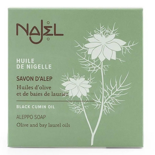 Mydło Aleppo z czarnuszką w zielonym opakowaniu z białymi wzorami i napisami „NAJEL”, „SAVON D'ALEP”, „BLACK CUMIN OIL” i „ALEPPO SOAP”, ukazane z boku na jasnym tle, podkreślając etykietę i prosty design.