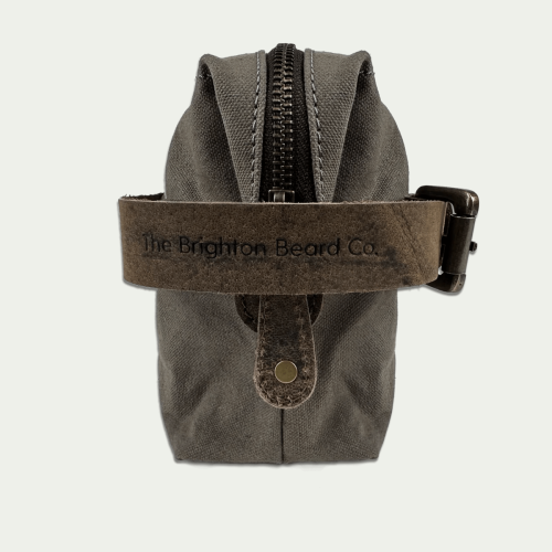 Kosmetyczka Birling Wash Bag w szaro-brązowym kolorze, z trwałego materiału, zamkiem u góry i skórzaną opaską z logo The Brighton Beard Co., leżąca otwarta na płaskiej powierzchni.