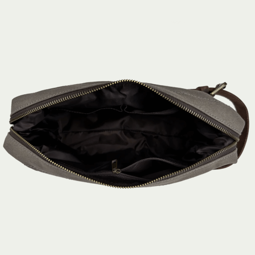 Kosmetyczka Birling Wash Bag w kolorze szarym, z zamkiem błyskawicznym na górze, otwarta, ukazująca czarne wnętrze z dwoma kieszeniami wewnętrznymi. Zewnętrzna faktura tekstylna, minimalistyczny design bez widocznych napisów czy logo.