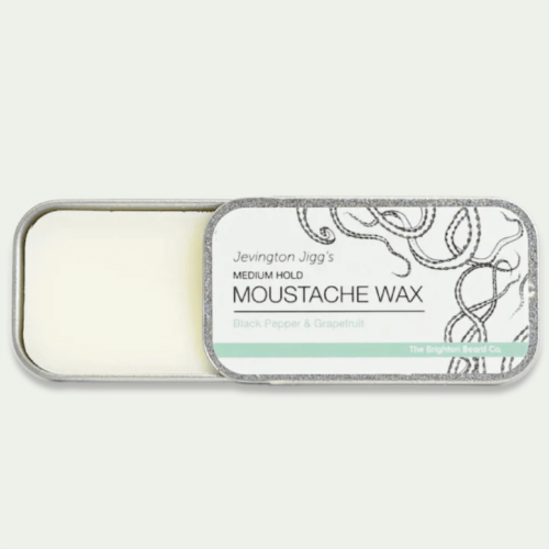 Wosk do wąsów 15g w metalowym opakowaniu z logo The Brighton Beard Co, biały, gładki, otwarty z napisem MEDIUM HOLD MOUsTACHE WAX i zapachem Black Pepper & Grapefruit na jednolitym tle.