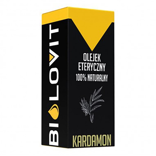 Czarna, prostokątna butelka z etykietą, zawierająca logo BILOVIT w białym i żółtym kolorze. Z przodu napis OLEJEK ETERYCZNY 100% NATURALNY oraz KARDAMON. Ujęcie frontalne, produkt stojący na jednolitym tle.
