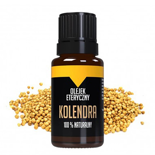 Olejek eteryczny kolendra w ciemnej butelce z czarną zakrętką, z widocznymi etykietami: OLEJEK ETERYCZNY oraz KOLENDRA 100% NATURALNY, na tle rozrzuconych nasion kolendry. Butelka ustawiona pionowo na jednolitym tle.