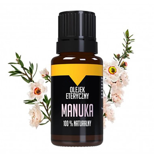 Ciemnobrązowa szklana butelka olejku eterycznego manuka z czarną zakrętką. Czarna etykieta z żółto-różowym napisem OLEJEK ETERYCZNY MANUKA i oznaczeniem 100% NATURALNY. Butelka na jasnym tle z gałązką manuki i białymi kwiatami.