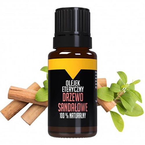 Olejek eteryczny drzewo sandałowe 10 ml w ciemnym flakonie z napisem 100% NATURALNY. W tle drewno sandałowe i zielone liście podkreślają naturalność produktu.