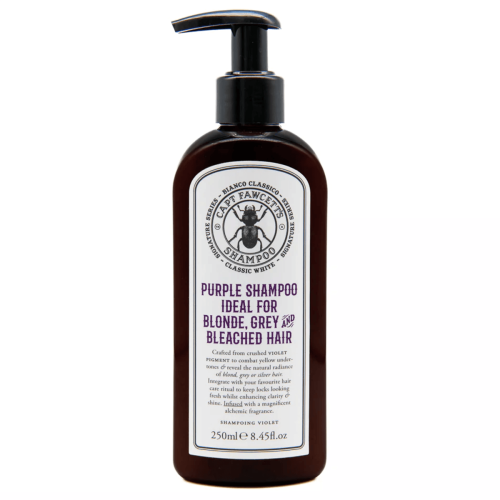 Fioletowy szampon 250 ml do blond i siwych włosów w ciemnym opakowaniu z pompką, etykieta z informacjami i napisem PURPLE SHAMPOO IDEAL FOR BLONDE, GREY AND BLEACHED HAIR, frontalne ujęcie na białym tle.