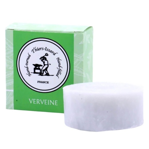 Mydło do golenia Thiers Issard Werbena 100g, białe, okrągłe, gładkie, obok zielonego pudełka z logo rzemieślnika i napisem VERVEINE, na białym tle, ujęcie frontalne.