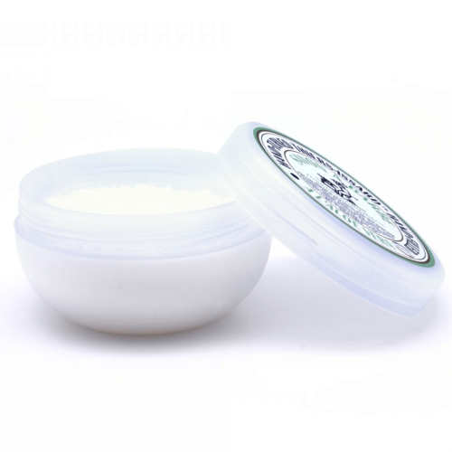Mydło do golenia Aloe Vera, 150g, w przezroczystym okrągłym opakowaniu z białą zawartością. Otwarty biały pojemnik i czytelna etykieta z zielonym i czarnym logo na jednolitym białym tle.