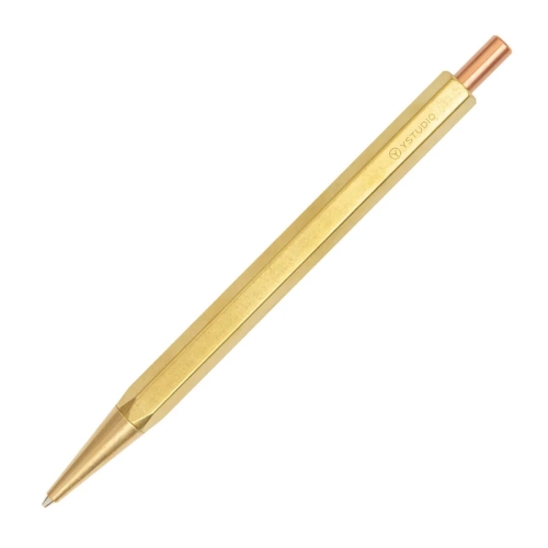 Ołówek mechaniczny YSTUDIO Classic Revolve Lite w mosiężnym wykończeniu, widok z boku, ukazujący elegancką, sześciokątną formę oraz metalowy detal na końcu. Na korpusie umieszczono subtelne logo marki.