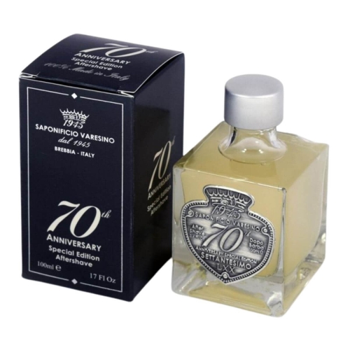 Balsam po goleniu Saponificio Varesino 70th Anniversary w prostokątnej szklanej butelce z metalową nakrętką i jasnożółtym płynem, z wypukłą etykietą i opakowaniem kartonowym z napisem 70th Anniversary i rokiem 1945.
