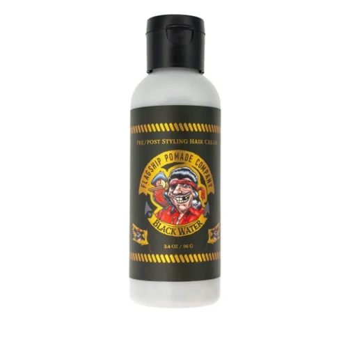 Matowy krem do włosów w szarej butelce 96g z czarną nakrętką. Etykieta z kolorowym, humorystycznym wizerunkiem i napisem Flagship Pomade Company Black Water, żółte akcenty i ostrzegawcze wzory na białym tle.