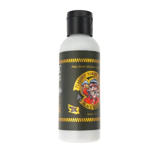 Matowy krem do włosów w białej butelce, z czarną etykietą zawierającą kolorowy rysunek w stylu kreskówkowym. Widoczny napis Flagship Pomade Black Water oraz detal z logo. Butelka stoi na białym tle, zamknięta czarną nakrętką.