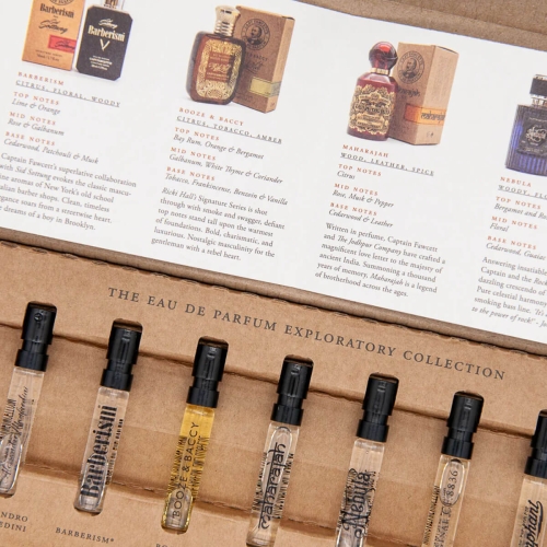 Zestaw 7 próbek perfum EDP Exploratory Collection Captain Fawcett w brązowej tekturze. Szklane fiolki z atomizerami: Barberism, Booze & Baccy, Maharajah. Tło z nutami zapachowymi, białe napisy na brązowym, ujęcie z góry.