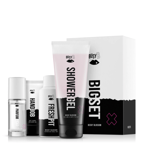 Zestaw Becky Blossom: żel pod prysznic, dezodorant, nawilżający żel do rąk, perfum oraz kartonowe opakowanie z napisami BIG SET i logo Busy B. Produkty ustawione na białym tle, zwrócone frontem.
