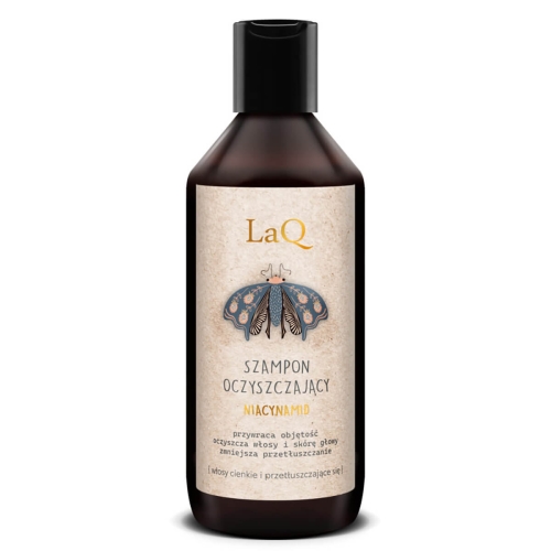 LaQ szampon oczyszczający niacynamid 300 ml w ciemnej butelce, beżowa etykieta z niebieskim motylem, napis „szampon oczyszczający” i „niacynamid”, na białym tle podkreślającym design produktu.