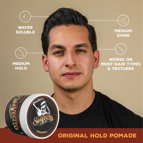 Suavecito pomada do włosów 113 g z czarną etykietą i logo, na beżowym tle. Produkt z krótkimi, stylizowanymi włosami modela, o średnim połysku i mocnym utrwaleniu, odpowiedni dla różnych typów włosów.