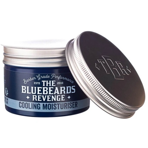 Krem nawilżający do twarzy i ciała w metalowym, okrągłym słoiczku, kolor niebieski z szarym deklem. Etykieta z widocznymi napisami „THE BLUEBEARDS REVENGE” oraz „COOLING MOISTURISER”. Pozycja słoiczka lekko otwarta, pokazująca zawartość.