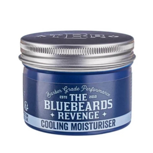 Krem nawilżający w niebieskim słoiku z wieczkiem, etykietą z napisem THE BLUEBEARDS REVENGE COOLING MOISTURISER, pojemność 100 ml, z poziomym ułożeniem. Widoczne detale to tekstura słoika oraz logo marki.