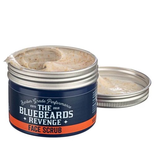 Peeling do twarzy The Bluebeards Revenge w błękitnym metalowym słoiku, otwartym, ukazującym kremową, lekko ziarnistą formułę. Wieczko częściowo wygięte na zewnątrz, etykieta z białymi i pomarańczowymi napisami, na neutralnym tle.