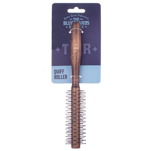 Szczotka do włosów Quiff Roller z drewna, z metalowymi ząbkami, ujęta frontalnie na ciemnym tle. Wyraźnie widoczna nazwa i logo marki The Bluebeards Revenge na opakowaniu.