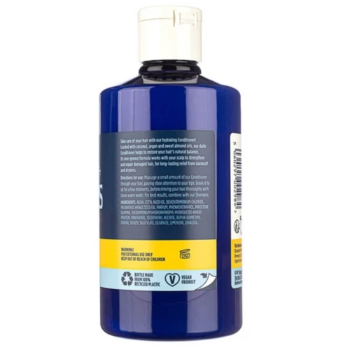 Błękitna butelka 300 ml odżywki do włosów z czarną zakrętką, logo i tekstem na jasnożółtym tle. Z tyłu składniki i instrukcje. Wykonana z materiału z recyklingu, oznaczona jako vegan friendly.