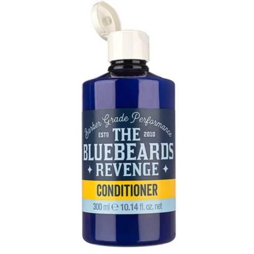 Granatowa butelka 300 ml odżywki do włosów z białą zakrętką. Napis THE BLUEBEARDS REVENGE w ciemnym kolorze i CONDITIONER w żółtym. Butelka stoi na płaskiej powierzchni, na jednolitym tle.