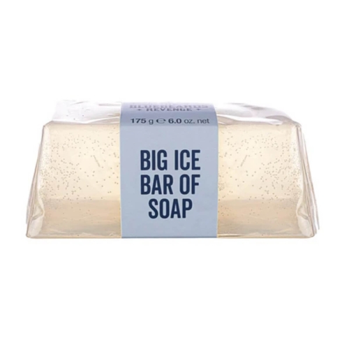 Mydło w kostce o kolorze jasnożółtym z widocznymi drobinkami, zapakowane w przezroczysty folię, z niebieską etykietą mówiącą „BIG ICE BAR OF SOAP” oraz informacją o wadze 175 g. Ułożone w pozycji leżącej, z wyraźnymi detalami tekstury.
