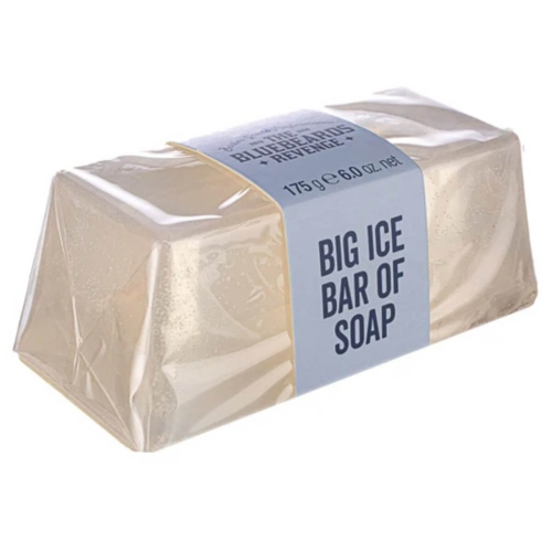 Mydło Bluebeards Revenge Classic Ice Soap 175 g w przezroczystym opakowaniu z etykietą BIG ICE BAR OF SOAP leży na białym tle. Ma prostokątny, lekko zaokrąglony kształt i gładką, błyszczącą powierzchnię.