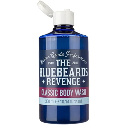 Błękitny żel pod prysznic The Bluebeards Revenge Classic 300 ml w przezroczystej butelce z białą zakrętką, z widocznym napisem CLASSIC BODY WASH na czerwonym pasku oraz czarnym logo. Produkt stoi w pozycji pionowej na jednolitym tle.