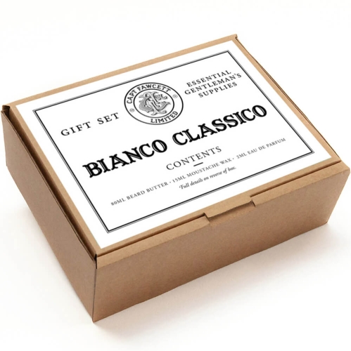 Zestaw Bianco Classico w tekturowym opakowaniu z białą etykietą. Zawiera 80ml masła do brody, 15ml wosku do wąsów i 2ml wody perfumowanej. Opakowanie zamknięte, na jasnym tle, z napisami GIFT SET i BIANCO CLASSICO.