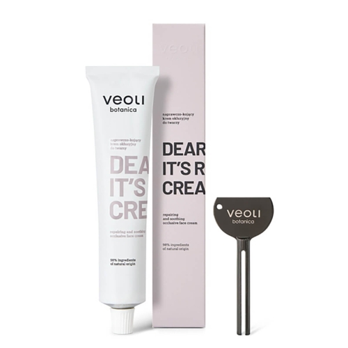 Krem naprawczo-kojący Veoli Botanica Dear Skin, It's Rich Cream 75 ml w białej tubce z szaro-różowymi napisami. W tle brązowe pudełko z opisem oraz czarny plastikowy klucz do wyciskania. Produkt na jasnym tle.