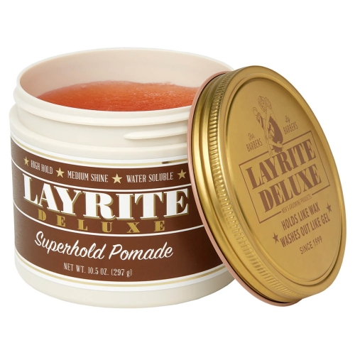 Layrite Superhold Pomade 297g w białym, okrągłym pojemniku z brązową etykietą High Hold, Medium Shine, Water Soluble, złota pokrywka, widok z góry z lekko uchyloną pokrywką, pomarańczowa pomada.