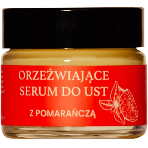 Orzeźwiające serum do ust z pomarańczą w szklanym słoiku, z czerwonym opakowaniem i czarną zakrętką. Widoczny napis Orzeźwiające serum do ust z pomarańczą. Produkt stoi na płaskiej powierzchni, w neutralnym tle.