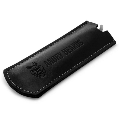 Czarna skórzana oprawka na brzytwę do golenia, z widocznym wytłoczonym logo Angry Beards i jasnym, kontrastowym szwem. Produkt leży płasko, z delikatnym wycięciem na brzytwę u góry.