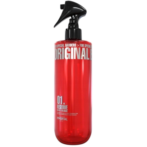 Woda kolońska po goleniu w przezroczystej butelce z czerwonym kolorem i czarną nasadką spray. Na butelce srebrne napisy: ORIGINAL, RESERVE oraz Eau de Cologne 01. Produkt stoi pionowo na jasnym tle.